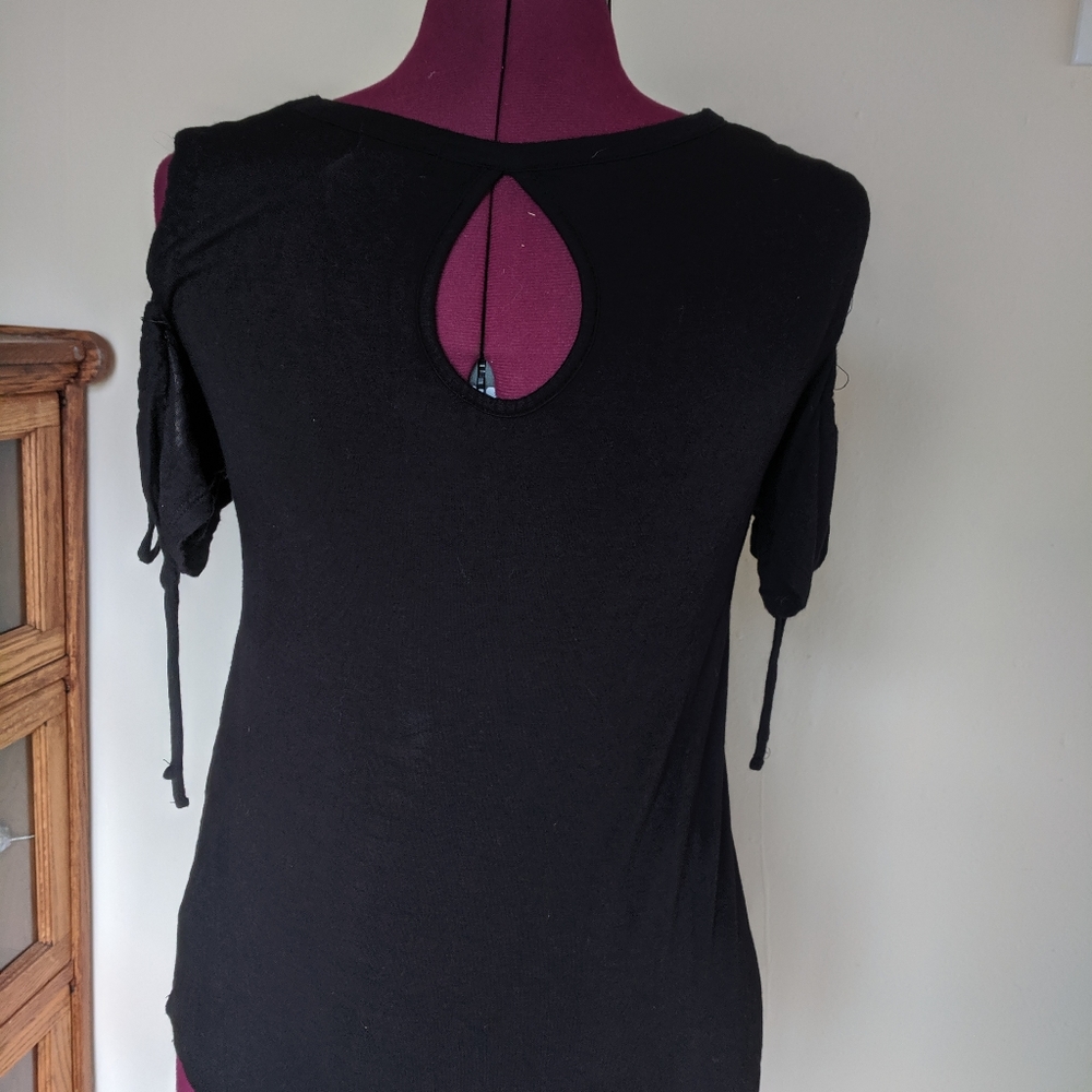 Open shoulder top with back keyhole cutout